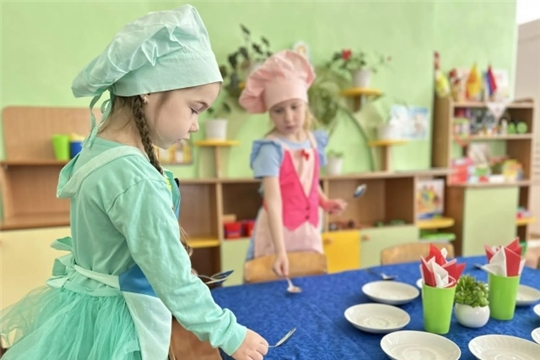 Сервировка стола в детском саду: первые шаги к знакомству с кулинарными профессиями