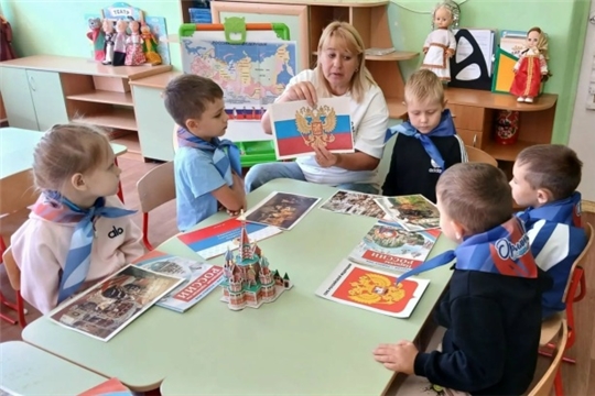 Познавательный час "День Государственного флага Российской Федерации"