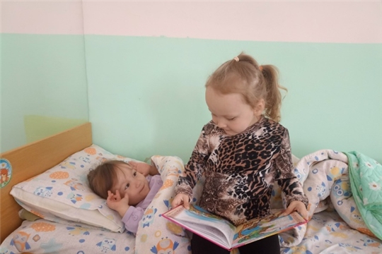 Дошкольники знакомятся с профессией-воспитатель 