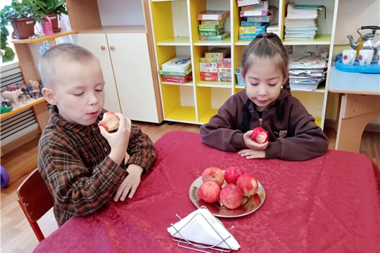 Здоровые альтернативы сладостям: используем сезон фруктов и ягод в питании детей