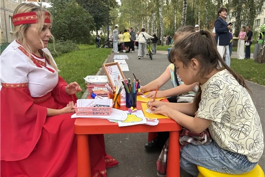 Творчество с национальным колоритом: педагоги детского сада провели мастер‑класс на фестивале «Школьный бульвар»
