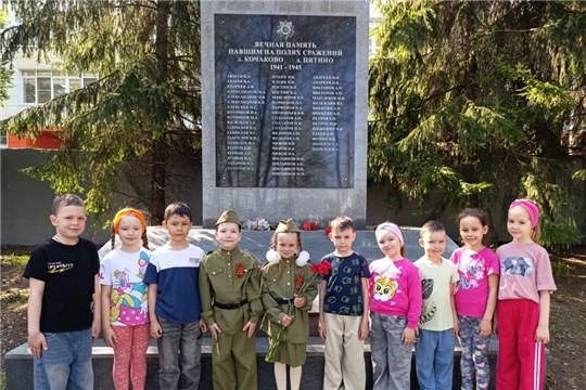 Возложение цветов к Стеле памяти павшим воинам.