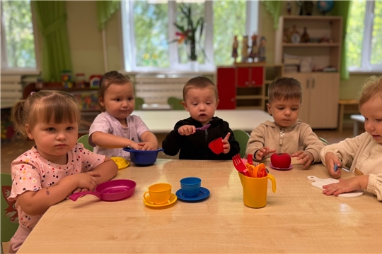 Знакомим малышей со столовыми приборами