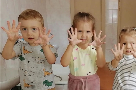 Воспитатели группы "Солнечные зайчики" обучают культурно-гигиеническим навыкам