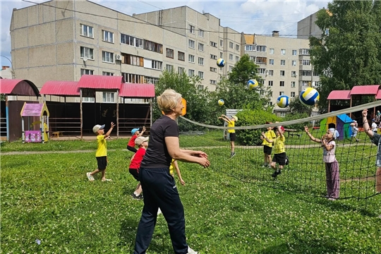 «Спортивное лето: дошкольники осваивали азы волейбола»
