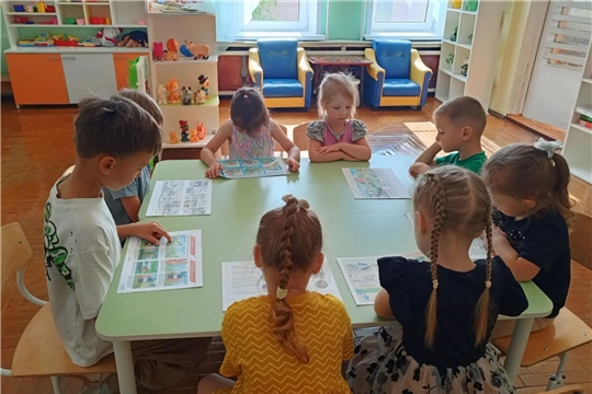 Дошкольникам напомнили правила безопасного поведения вблизи железнодорожных путей.