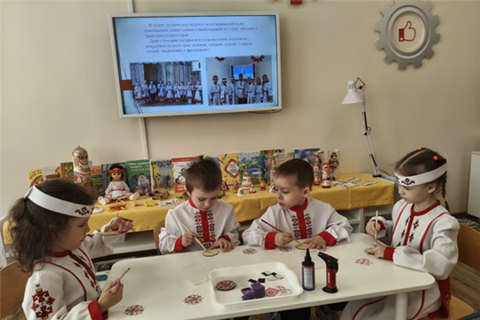 Увлекательный творческий мастер-класс для ребят старших групп прошел в день народных умельцев "Город мастеров"