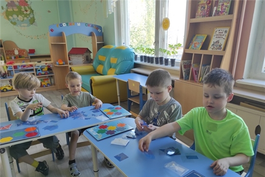 В кружке «Лабиринты игры» прошло увлекательное занятие: юные конструкторы помогали Пчелке Жуже