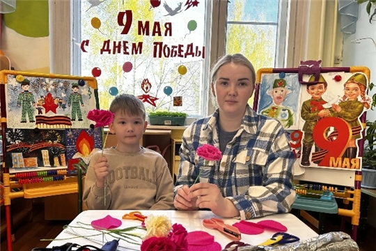 Воспитанники и их родители присоединились к патриотической акции «Цветы Победы»