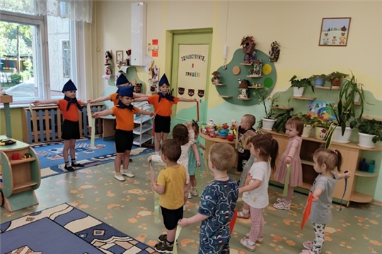 "Тимуровцы" учат малышей делать зарядку