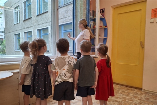 Дошкольники повторяют правила поведения при открытых окнах