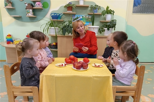 Малыши знакомятся с красными продуктами