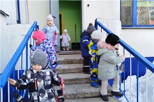 Малыши учатся соблюдать безопасность на прогулке