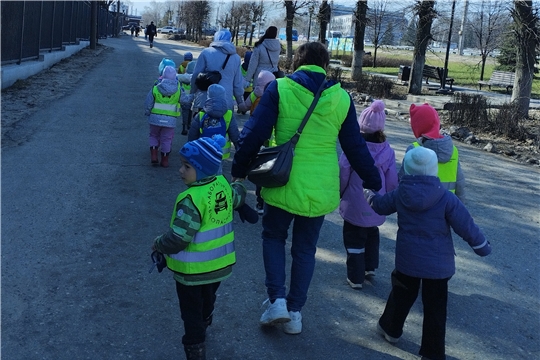 По родному краю с рюкзаком шагают дошколята детского сада