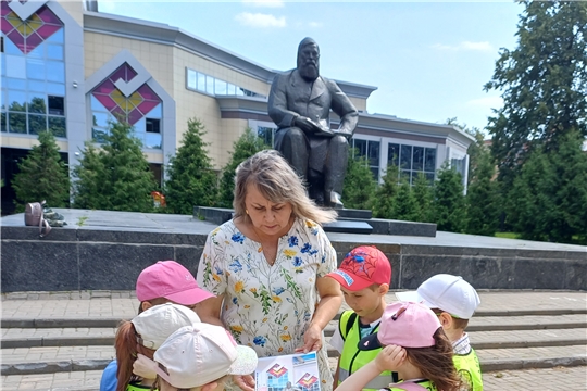 По родному краю с рюкзаком шагают дошколята детского сада