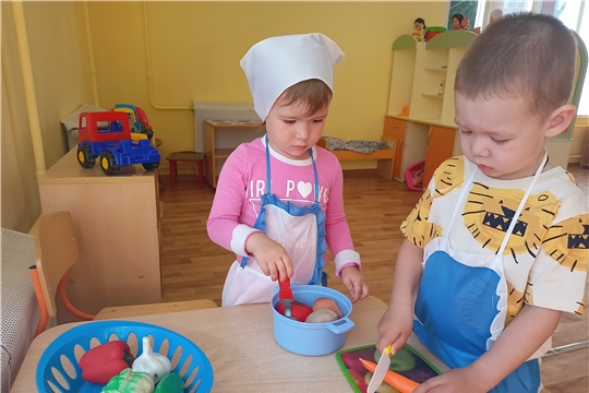 Малыши готовят суп!