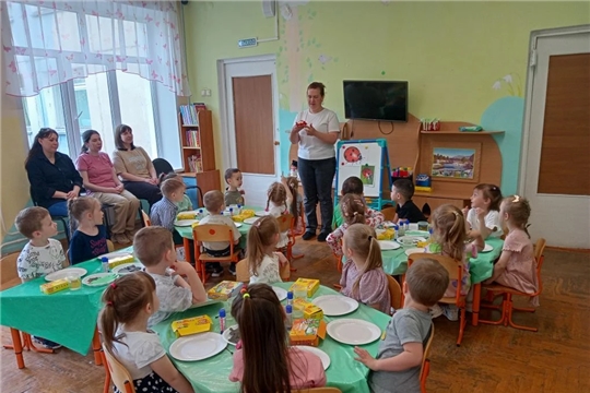 Аппликацию "Божья коровка"