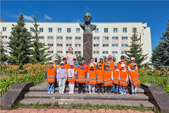 Экскурсию к бюсту выдающегося чувашского поэта Петра Петровича Хузангая