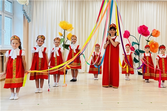Мы в традиции "ныряем", познаем фольклор страны.