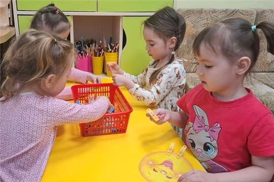 На занятиях кружка «Умные ладошки» 