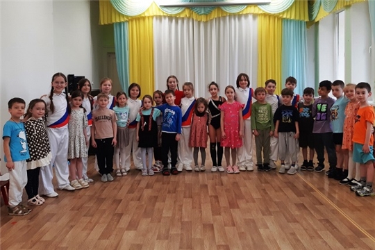 Школьники в гостях у дошколят