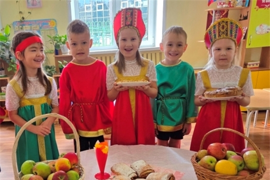 В ручках прянички, в щёчках яблочки