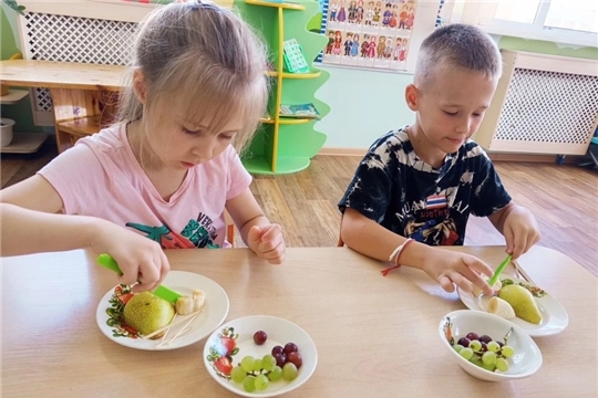 Фрукты в летний период