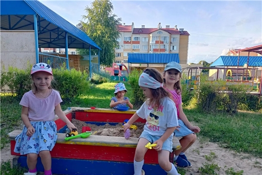 Летние забавы: юные строители создают чудеса в песочнице