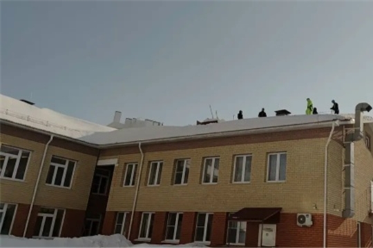 Уборка крыш  здании детского сада