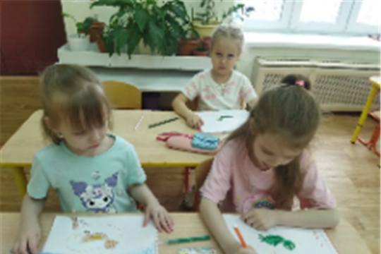 Воспитанники ДОУ продолжают наблюдать за сезонными изменениями