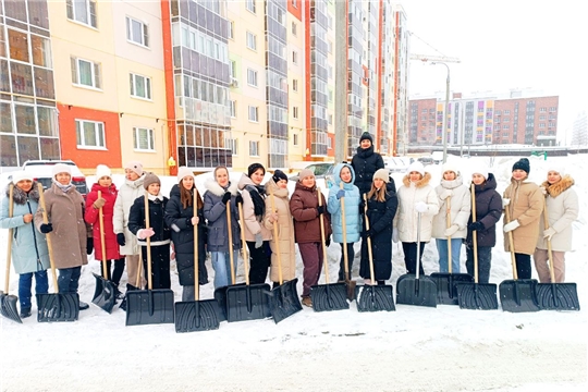 В Чебоксарах проходит общегородской субботник по расчистке снега.