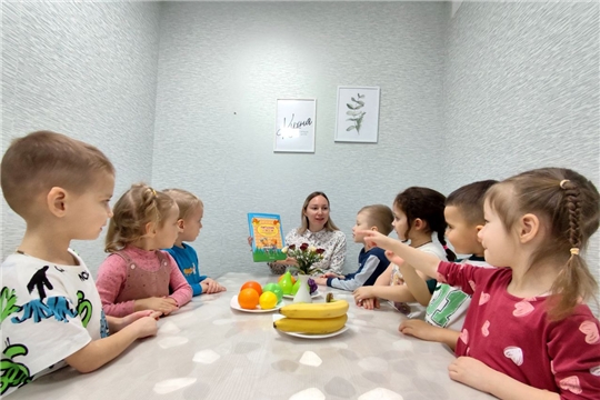 Витаминный заряд зимой: радость малышей от знакомства с полезными фруктами!