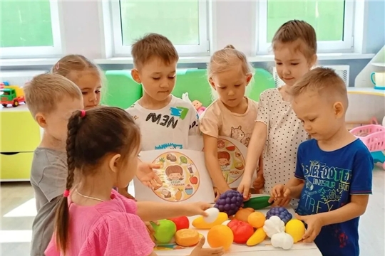 В группе «Любознайки» прошла игра о правильном питании.
