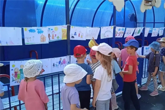 Выставка рисунков "Портрет моей семьи"