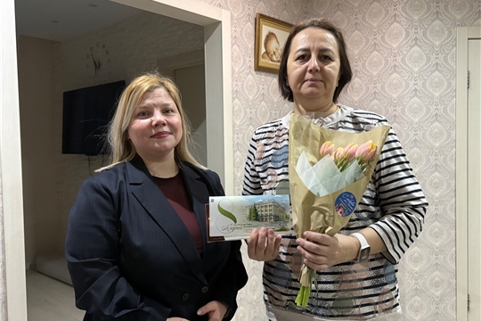 🌷Цветы мамам героев: Чебоксары присоединяются к Всероссийской акции #ПоздравьМамуГероя