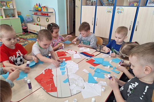 В средней группе "Пчелки" прошёл тематический день, посвящённый Дню воссоединения Крыма с Россией. 