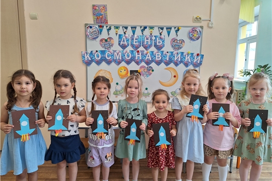 В средней группе "Пчелки " дошкольники в рамках городского фестиваля "Космический квест",ко Дню космонавтики, сделали аппликацию.