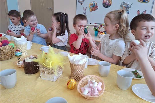 В средней группе "Пчелки " прошло пасхальное чаепитие. 