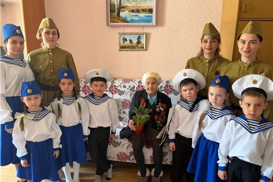 В рамках муниципального проекта "Помним, чтим, гордимся" и рамках социально -патриотической акции "Цветок ветерану", в преддверии Дня Победы воспитанники старших групп поздравили с праздником участницу Великой Отечественной войны