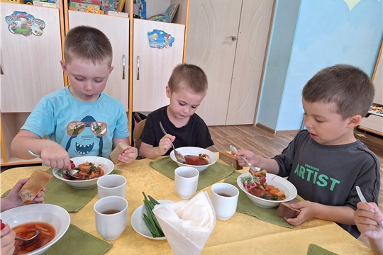 Воспитанники средней группы "Пчелки " отправились в увлекательное путешествие в мир витаминов