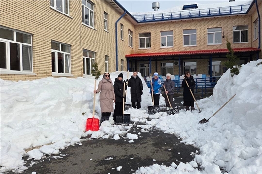 Ворошение снега для ускорения его таяния.