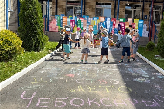 Яркое лето: фестиваль рисунков «Радуга детства» в нашем детском саду