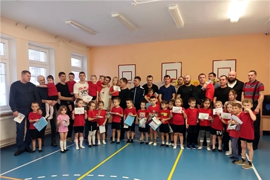 Праздник силы и ловкости: папы и дети в детском саду 