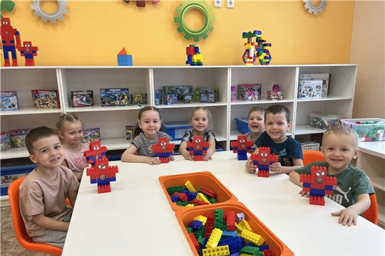 Наши маленькие мастера собирают Человека‑паука 