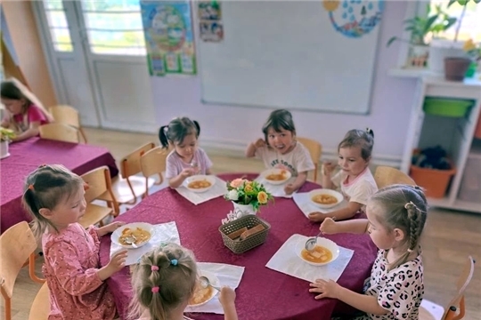 Обед для маленьких гурманов: куриный суп с гренками!