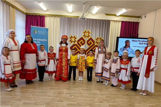 Красочное дефиле в национальных костюмах