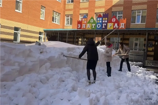 Ворошение снега: забота о весне.