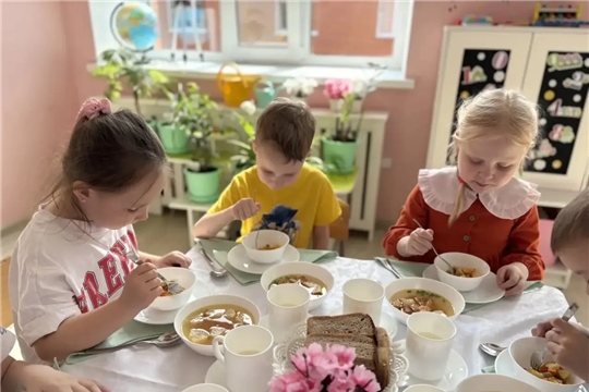 Вкусный обед в детском саду — это источник энергии для игр и занятий.