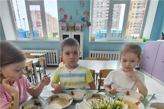 Обед в детском саду