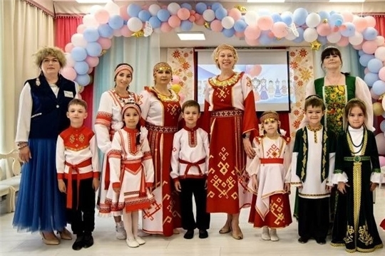 "Дефиле национальных костюмов"